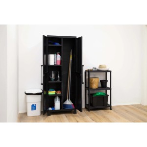 Armadio da giardino in plastica nera con ripiani e prodotti per la pulizia.