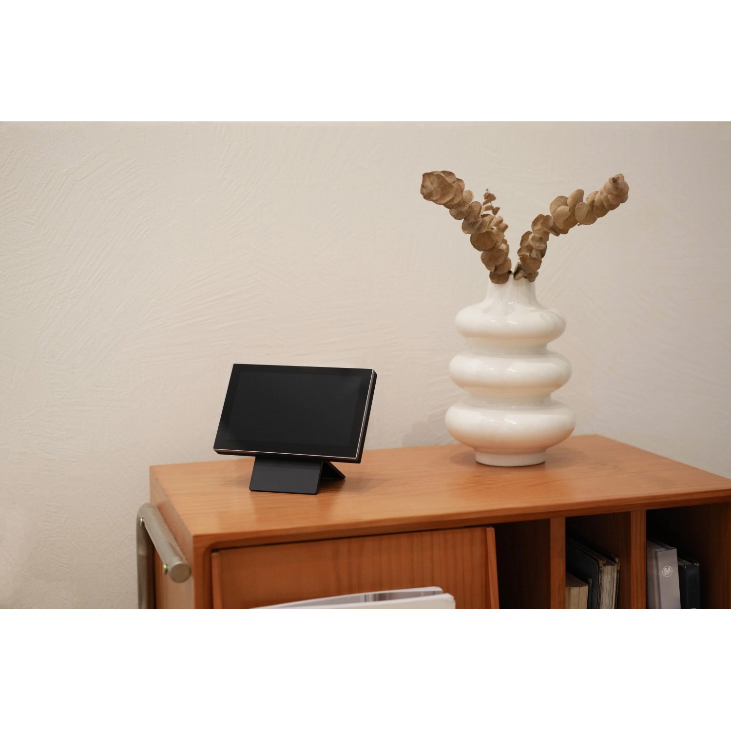 Monitor Ezviz con batteria (17,78 cm) per videosorveglianza, su mobile in legno.