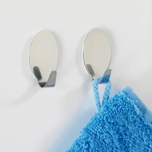 Set di 2 maxi ganci Wenko in acciaio inox lucido, uno con asciugamano blu.