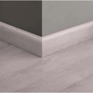 Battiscopa t.b.t. in legno chiaro montato a parete.