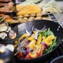 Wok di verdure preparato su barbecue a gas. Varietà sul barbecue.
