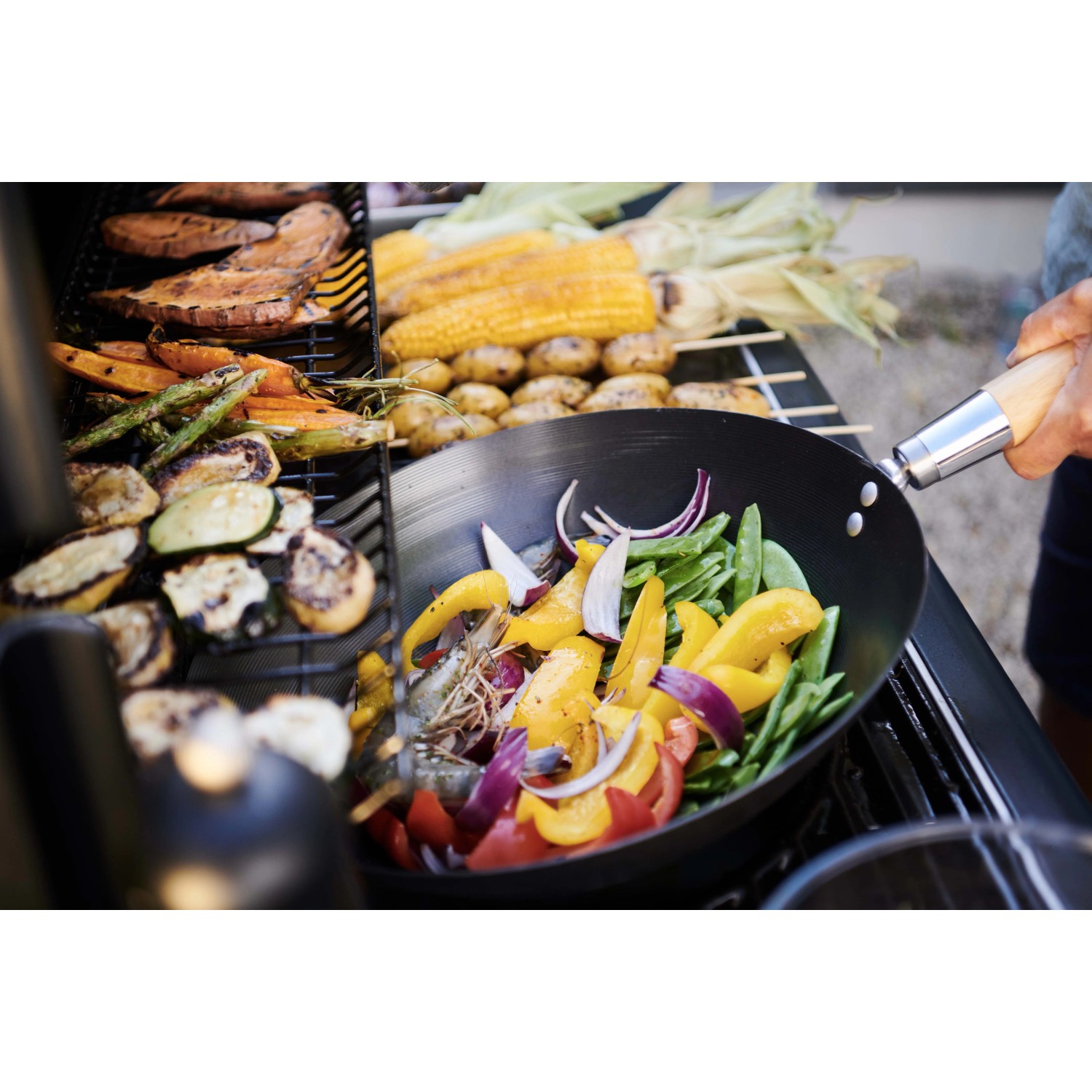 Wok di verdure preparato su barbecue a gas. Varietà sul barbecue.