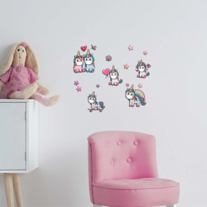 Adesivi murali con motivi di unicorni come decorazione nella stanza dei bambini.