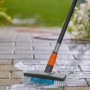 Gardena Cleansystem Spazzola Hard in azione: pulizia pavimentazione con acqua e spazzola.