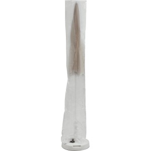 Copertura protettiva per mobili da giardino, qui un ombrellone, confezionato in pellicola trasparente.