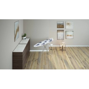 Asse da stiro con rivestimento bianco e blu nella stanza.