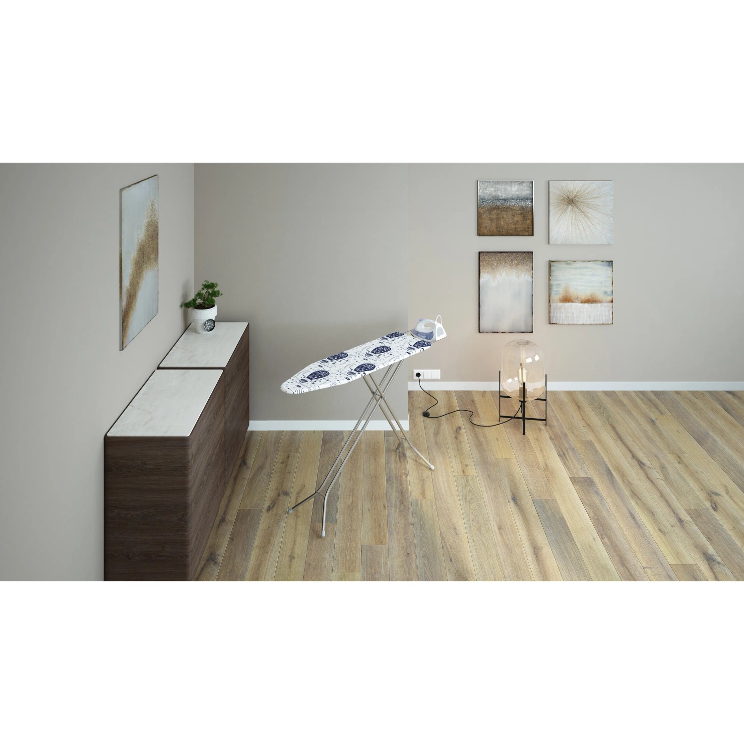 Asse da stiro con rivestimento bianco e blu nella stanza.