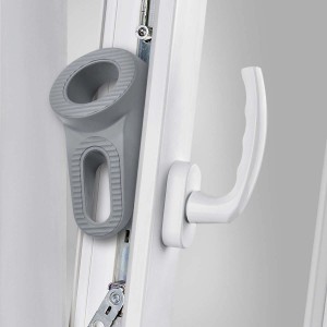 Fermaporte per finestra t.b.t. grigio su telaio bianco.