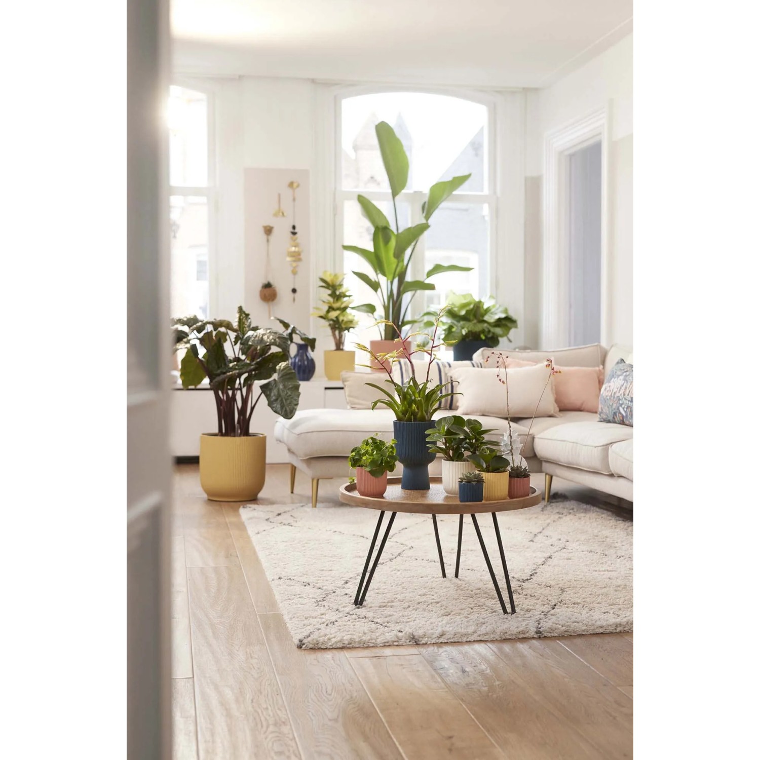 Vaso Elho Vibes Fold, Ø 25 cm, rosa tenue, in ambiente domestico con piante.