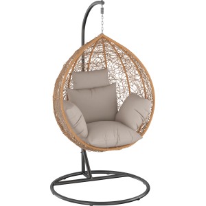 Sedia sospesa Shorea Nature con cesto in vimini sintetico e cuscini grigi su telaio in metallo nero.