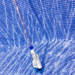 Aspiratore per piscina Gre Elek Spa in uso sott'acqua, pulitore per piscina senza fili con asta telescopica.
