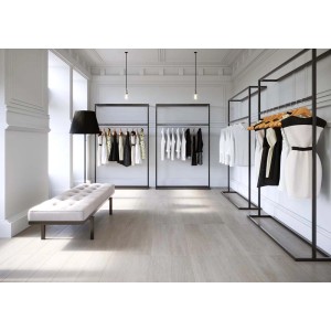 Stanza luminosa con piastrelle per pavimenti t.b.t., appendiabiti e panca.