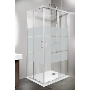 Box doccia angolare con ante scorrevoli e vetro satinato.