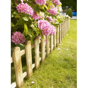 Recinzione da giardino in legno con ortensie in fiore. Recinzione da giardino per decorazione e delimitazione.