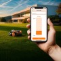 Robot rasaerba Worx M800 con controllo app per la regolazione dell'altezza di taglio su prato davanti casa.