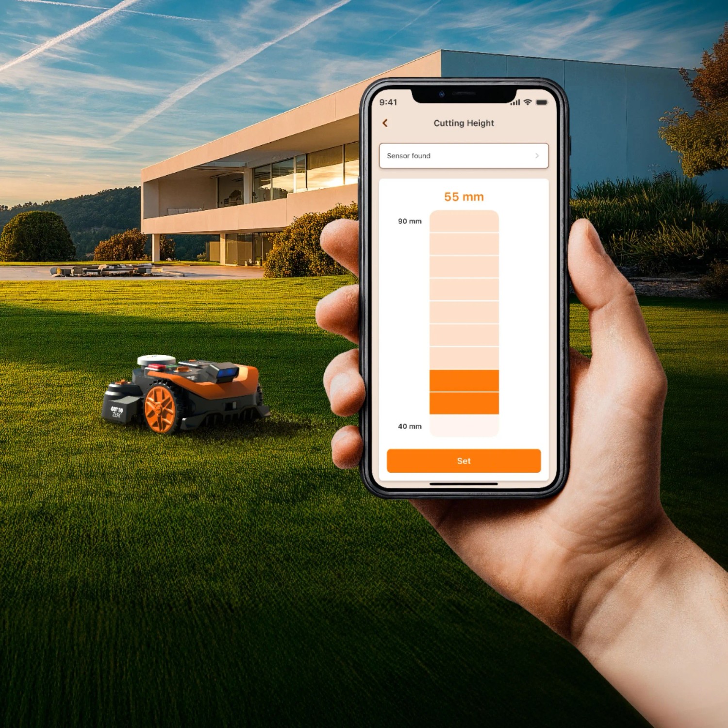 Robot rasaerba Worx M800 con controllo app per la regolazione dell'altezza di taglio su prato davanti casa.
