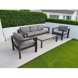 Set di mobili da giardino grigio con divano, poltrone e tavolo per esterni.