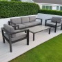 Set di mobili da giardino grigio con divano, poltrone e tavolo per esterni.