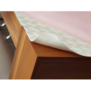 Tovaglia t.b.t. con sottofondo antiscivolo su tavolo di legno, dettaglio.