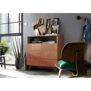 Comò decorativo con tre cassetti e superficie color rame.
