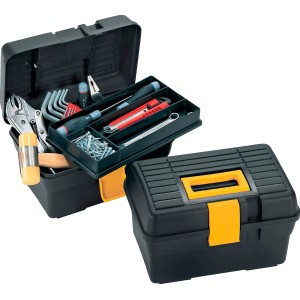 Cassetta degli attrezzi nera, parzialmente aperta, con utensili come cacciaviti, martello e chiavi inglesi.