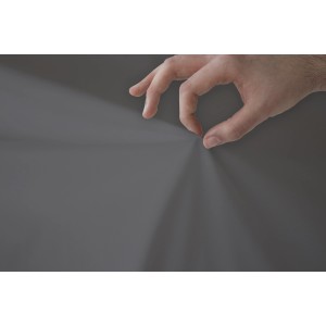 Cuscino o federa grigia con mano che tocca il materiale.