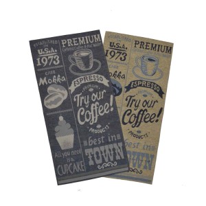 Due tappetini t.b.t. stampati con motivi di caffè in grigio e beige.