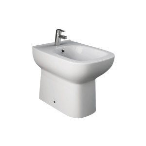 Bidet t.b.t. bianco con rubinetto, vista frontale.