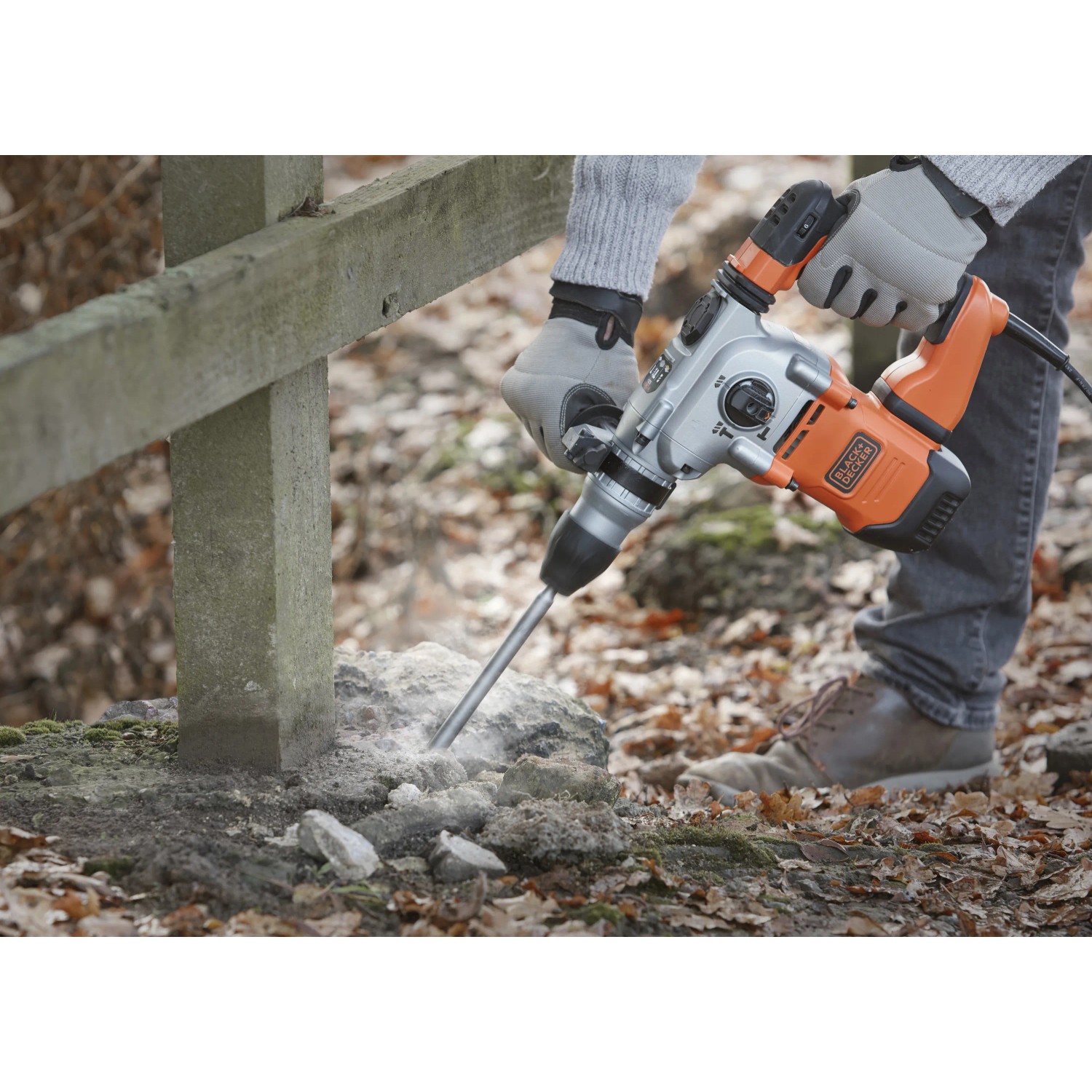 Martello perforatore Black+Decker BEHS03K (1250 W) in uso su pietra.