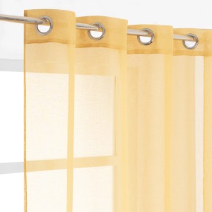 Tenda in tessuto t.b.t. gialla e trasparente con occhielli per soggiorno.