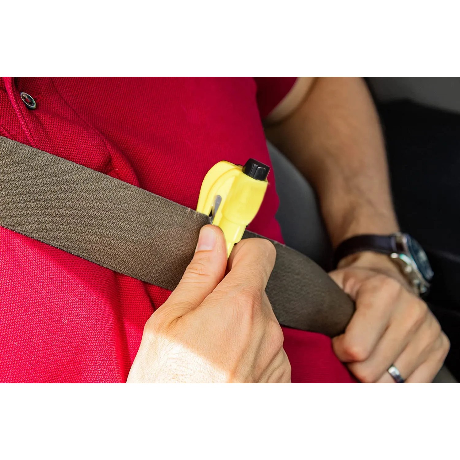 Moschettone t.b.t. giallo fissato alla cintura di sicurezza dell'auto.