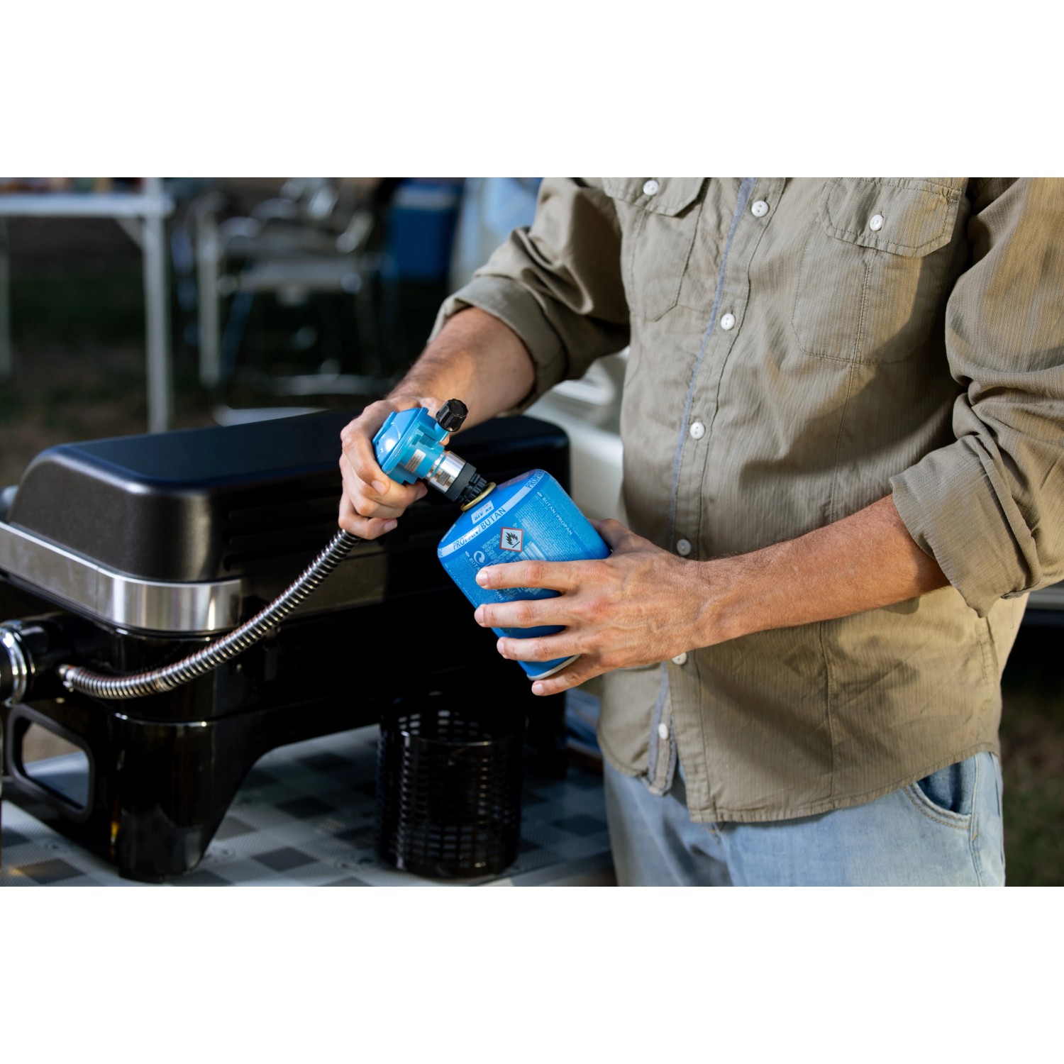 Campingaz BBQ a gas Attitude 2go CV con cartuccia di gas in uso.