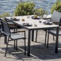 Set di mobili da giardino t.b.t. con tavolo e sedie.