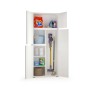 Armadio multiuso bianco con detersivi, aspirapolvere e secchio. Ideale per bagno e cantina.