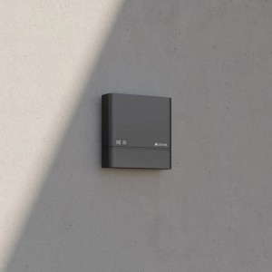 Interruttore crepuscolare Steinel NightmatiQ antracite su una parete. Sensore di movimento per illuminazione esterna.