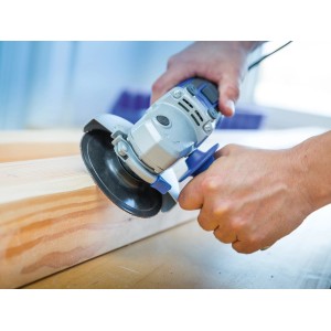Mano leviga legno con disco abrasivo LUX K180 su smerigliatrice angolare.