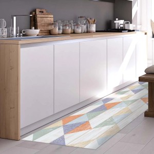 Tappeto da cucina con motivo geometrico in cucina davanti a mobili da cucina bianchi.