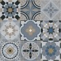 Motivo di adesivi da parete t.b.t. con vari disegni geometrici nei toni del blu e del grigio.