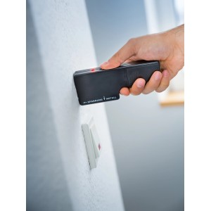 Cercametalli e cavi LUX in uso su una parete, per localizzare i cavi.