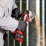 Smerigliatrice angolare a batteria Einhell Power X-Change TE-AG 18/115 Li che smeriglia metallo, scintille.