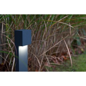 Moderna lampada da vialetto a LED Lutec Gemini XF color antracite in giardino.
