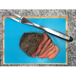 Forchettone da barbecue Char-Broil con arrosto su tagliere. Utensile da griglia in acciaio inox con impugnatura antiscivolo.
