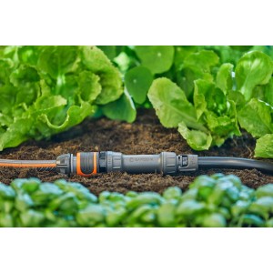 Raccordo per rubinetto Gardena per Micro-Drip-System con tubo di alimentazione da 13 mm nell'aiuola.
