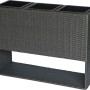 Colonna porta piante grigia con tre inserti effetto rattan.