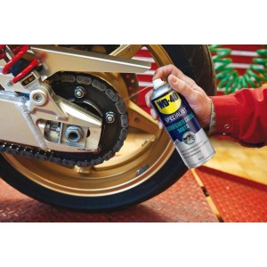 Lubrificante catena WD-40 per la cura della catena di una moto. Cura dell'auto.