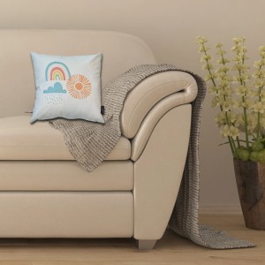 Cuscino t.b.t. con arcobaleno e sole su divano.