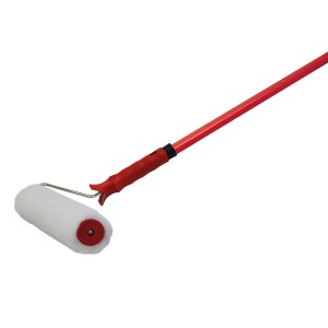 Rullo per pittura rosso con manico telescopico per un'applicazione uniforme.