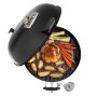 Weber Master-Touch Premium barbecue a carbone con pollo, verdure e patate sulla griglia.