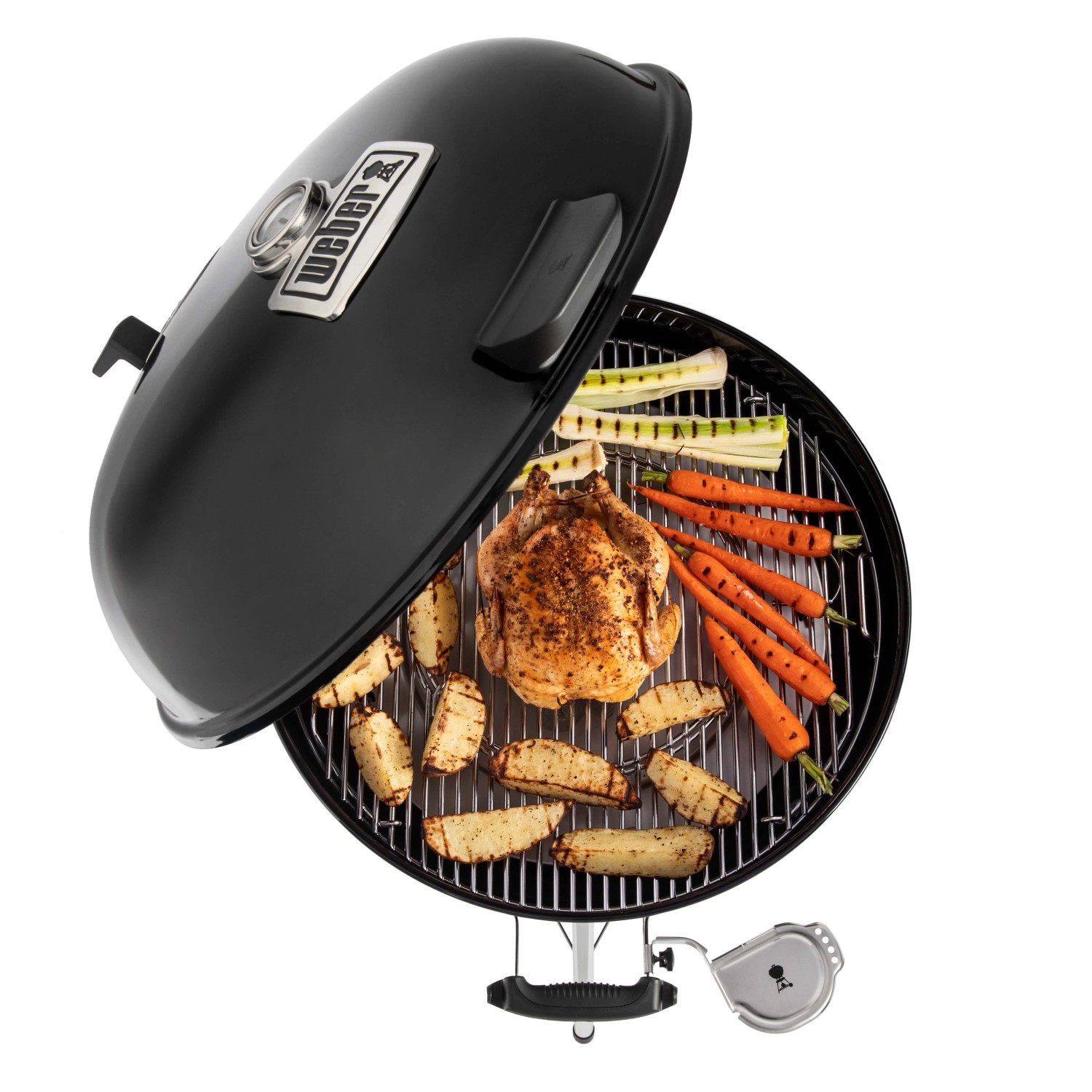 Weber Master-Touch Premium barbecue a carbone con pollo, verdure e patate sulla griglia.