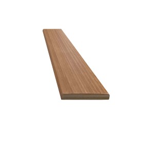 Listello telaio porta in legno, dettaglio della grana e della forma.